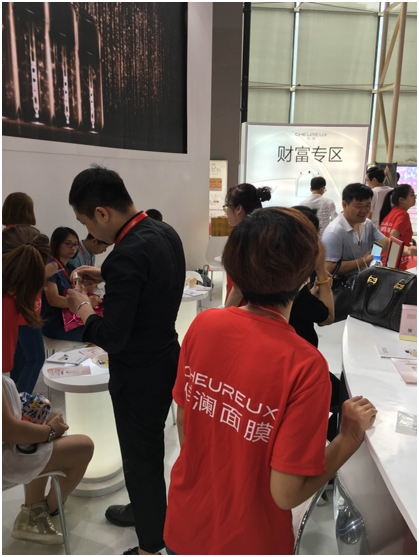 佳瀾網(wǎng)紅霜閃耀亮相美博會(huì)引爆全場(圖3)